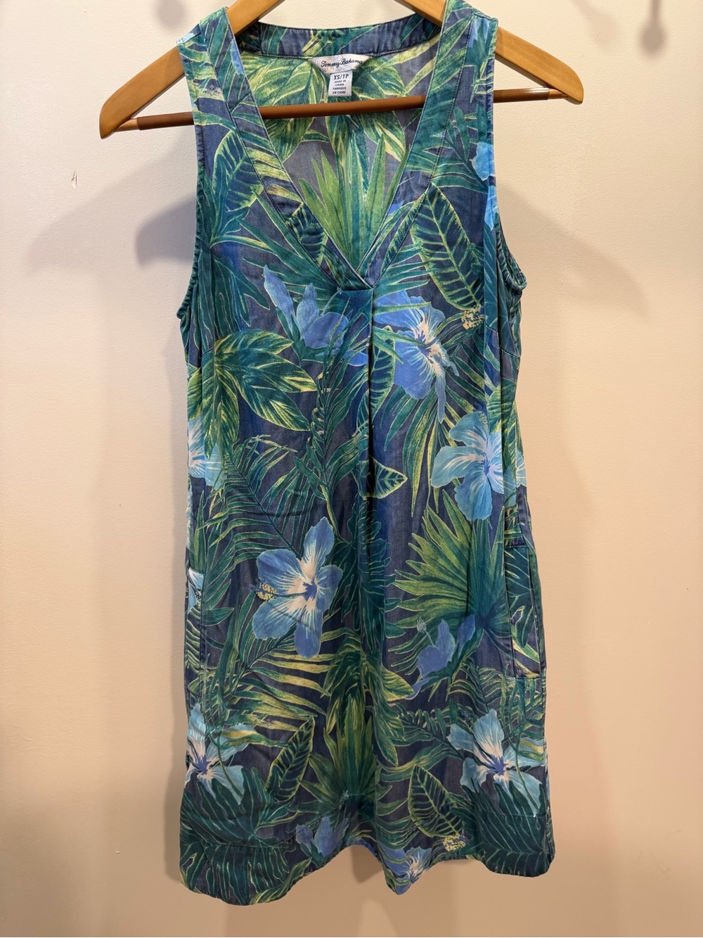 TOMMY BAHAMA Tropical Hibiscus Palm Leaf V-Neck Tencel Shift Dress, XS - Picture 2 of 6